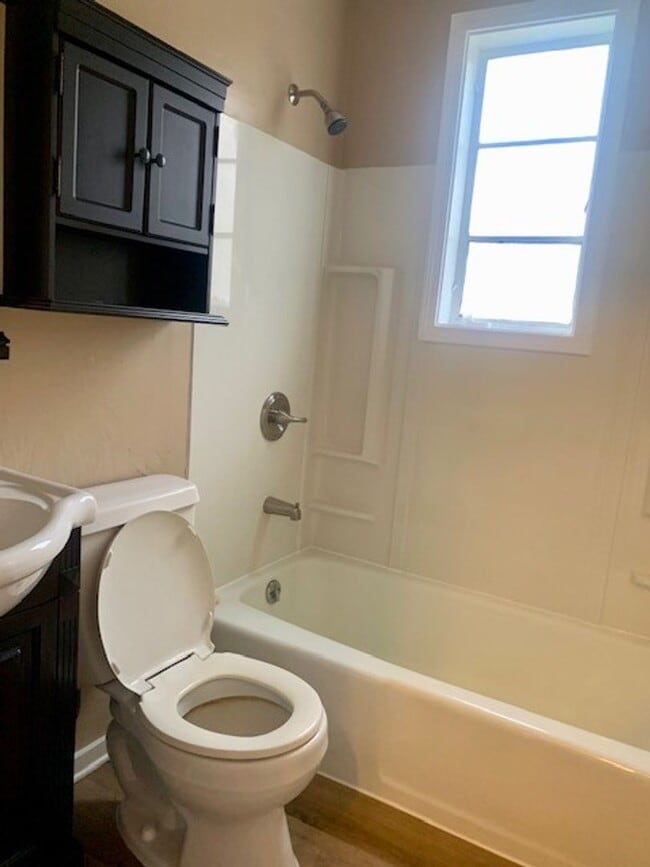 Building Photo - 2 Bedroom 1 Bath Townhome in Sunset Hills