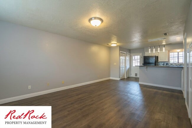 Building Photo - 2 Bedroom Townhome with Balcony in Color View Community