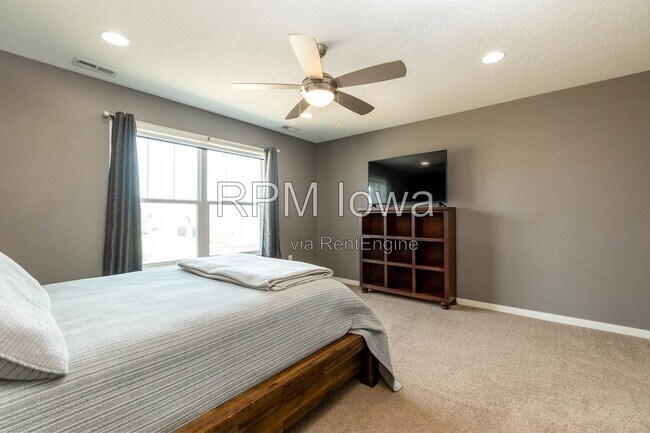 Building Photo - 1651 SW Arlan Dr