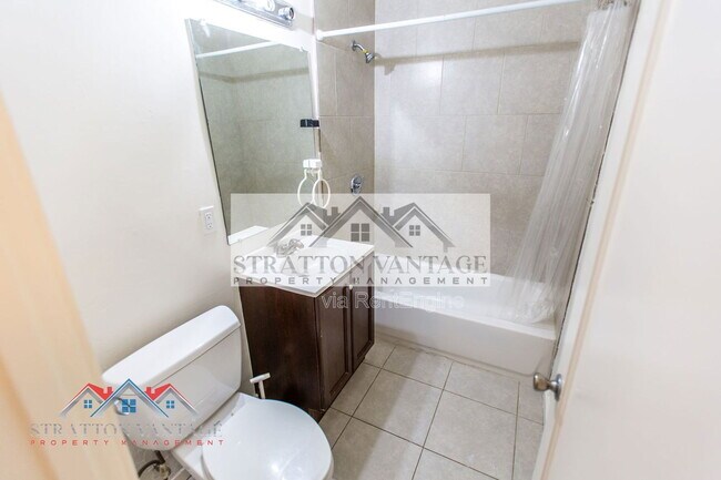 Building Photo - 1324 W Clarendon Ave