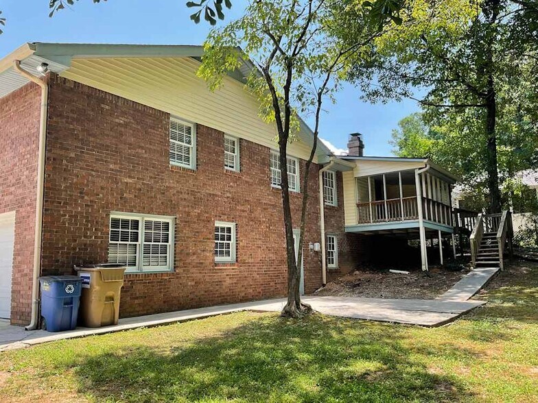 Building Photo - 680 Foxcroft Cir SE