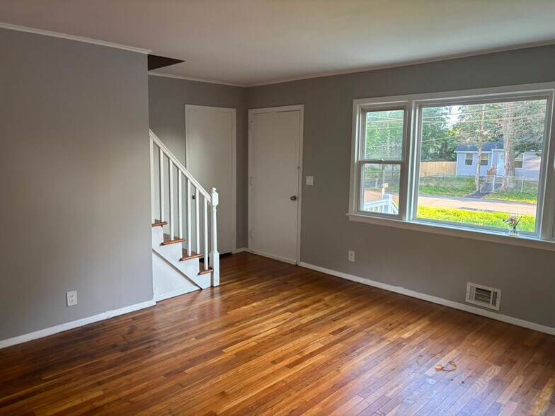 Building Photo - 69 Rugby Dr W