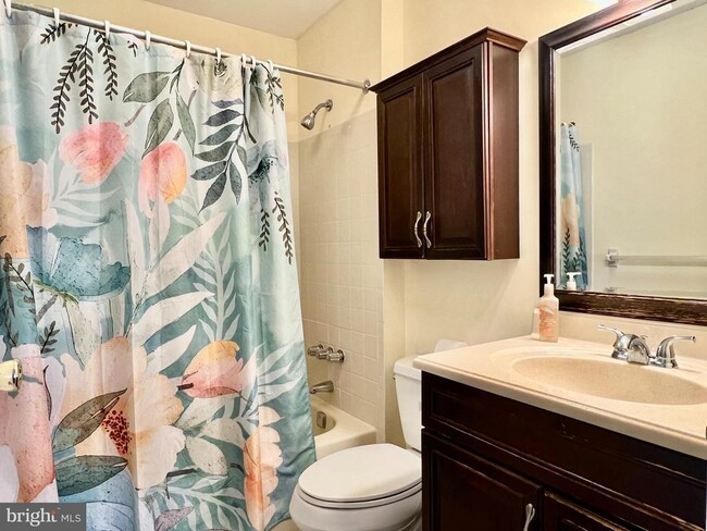 Building Photo - 5 Emily Ct