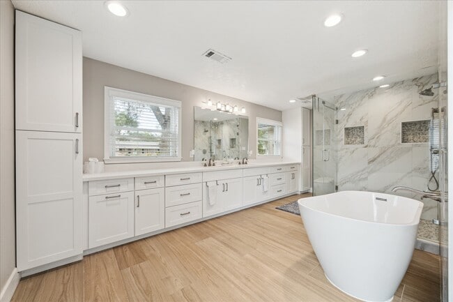 Building Photo - 205 W Bayou Dr