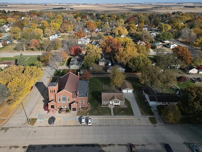 Building Photo - 405 E 5th St