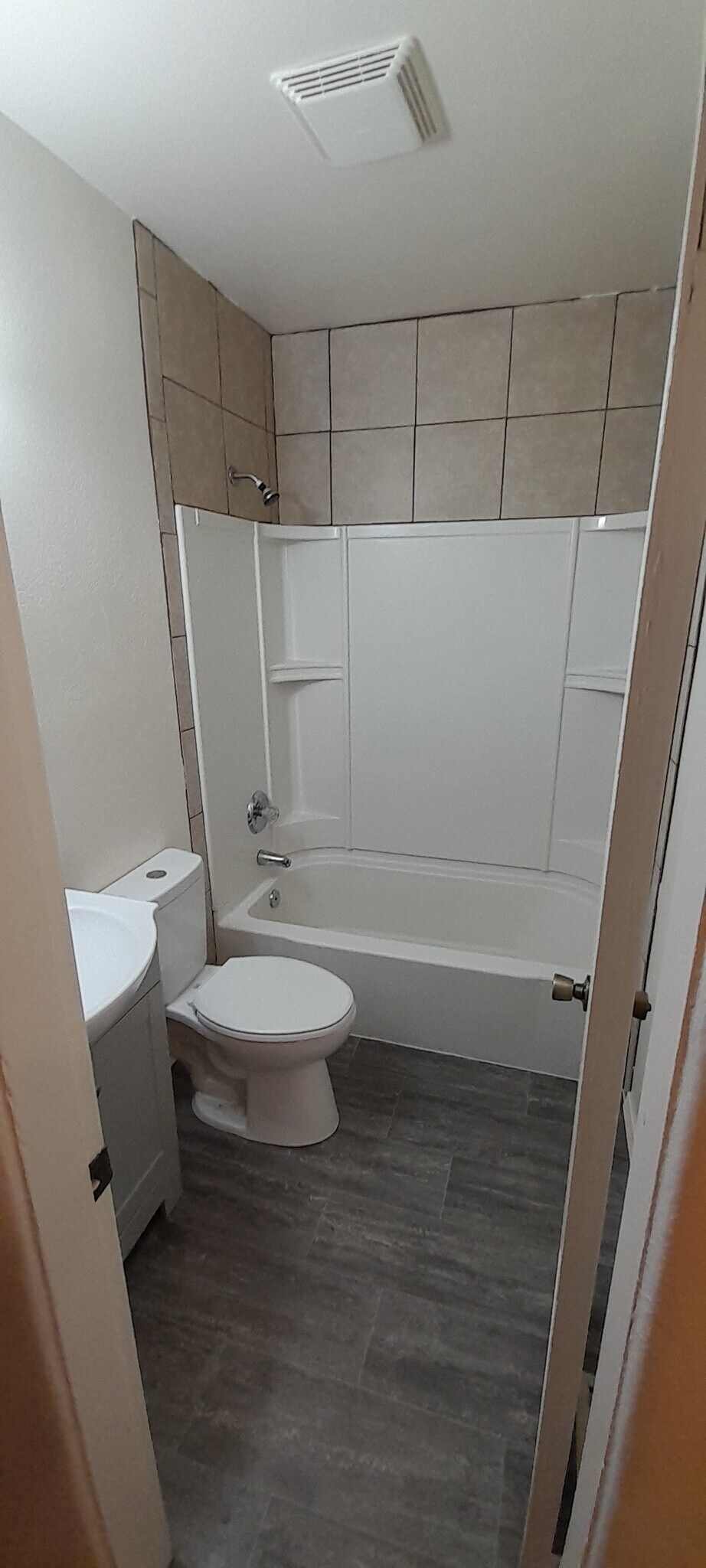 Main Bath - 4620 N Wall St