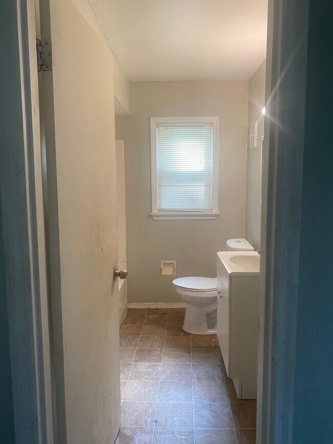 Bath - 32 Barcelona Ave