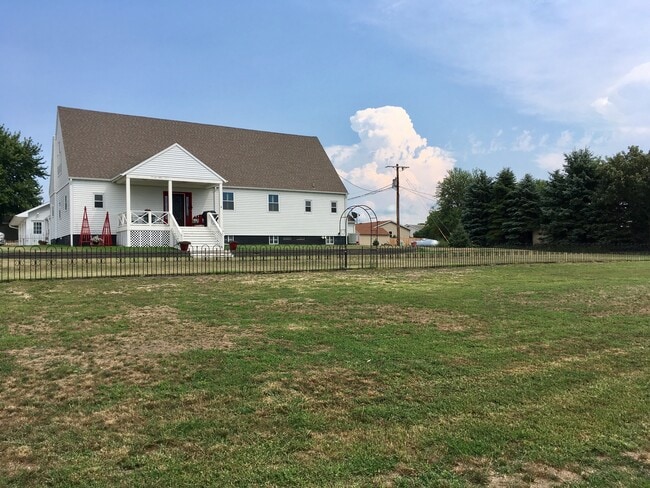 Building Photo - 204 3rd St