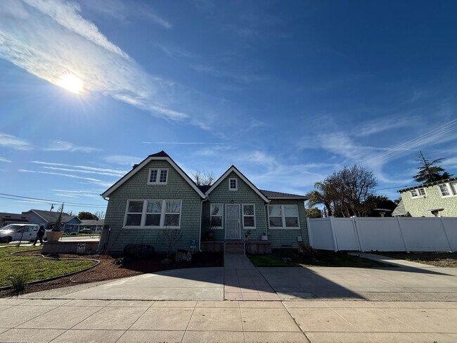 Building Photo - 3 Bedroom, 2 Bathroom charming Craftsman Style Home nestled in the heart of Tulare, CA