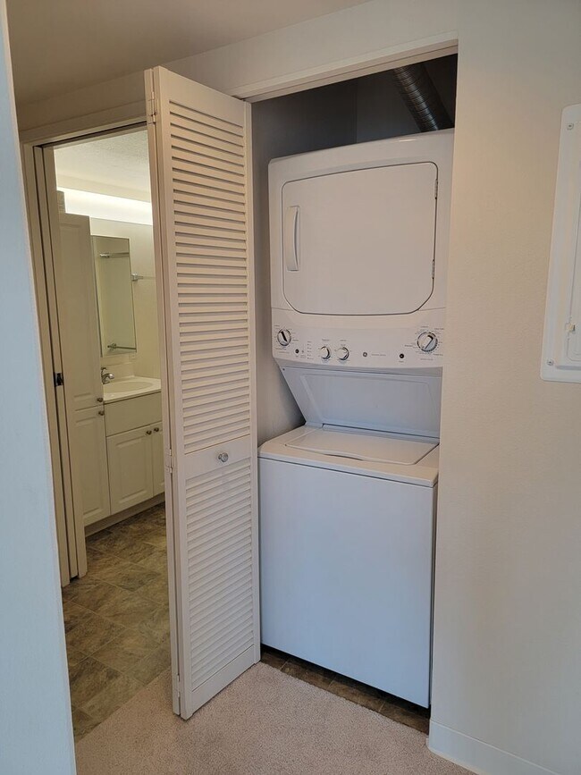 Building Photo - Split AC. Two Parking. Kakaako. (RRLLC)