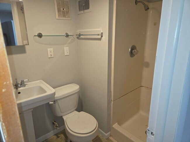 Building Photo - 1607 Highridge Dr