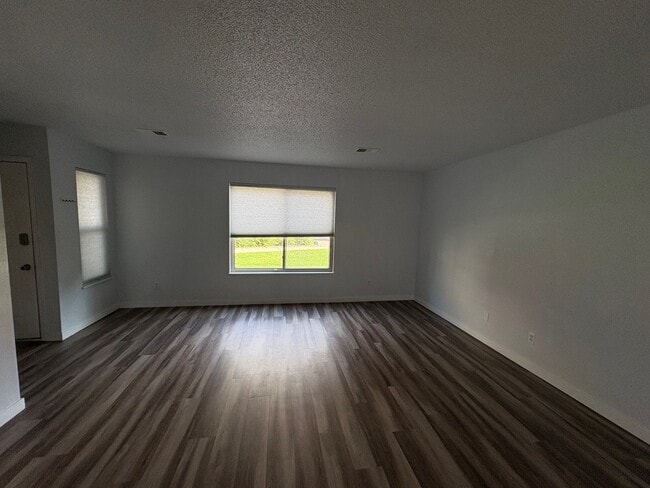 Building Photo - 3 Bed 2.5 Bath Home with 2 Car Detached Ga...
