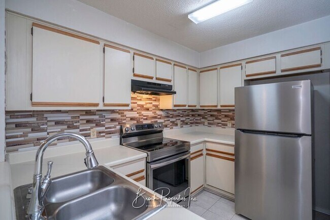 Building Photo - 5001 Grande Dr