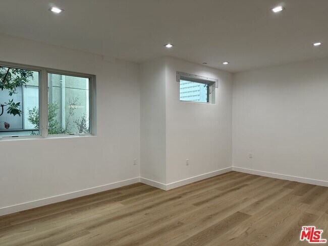 Building Photo - 9842 Vidor Dr