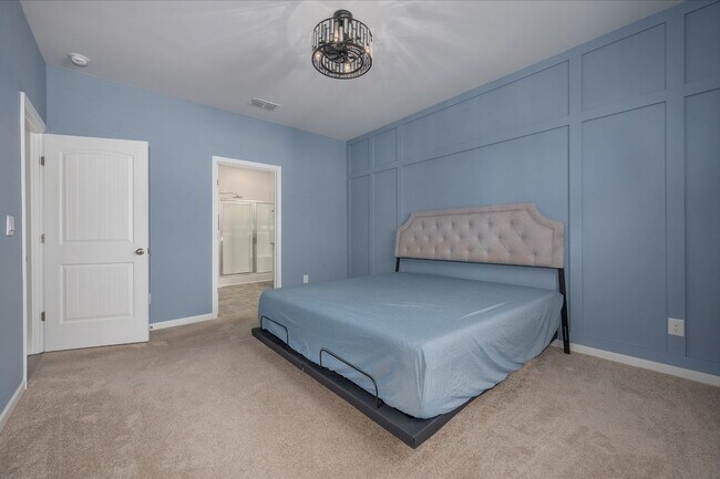 Building Photo - Like New, One-Level Living