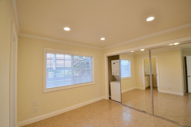 Building Photo - Ground Level Home La Jolla Village! Washer, Dryer, Parking, Upgraded Appliances! Walk to beaches!