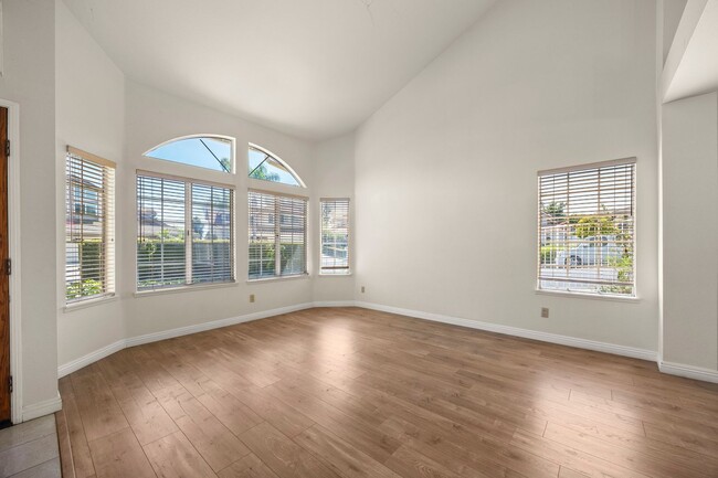 Building Photo - Beautiful Updated Corner Lot 3 Bed 3 Bath ...