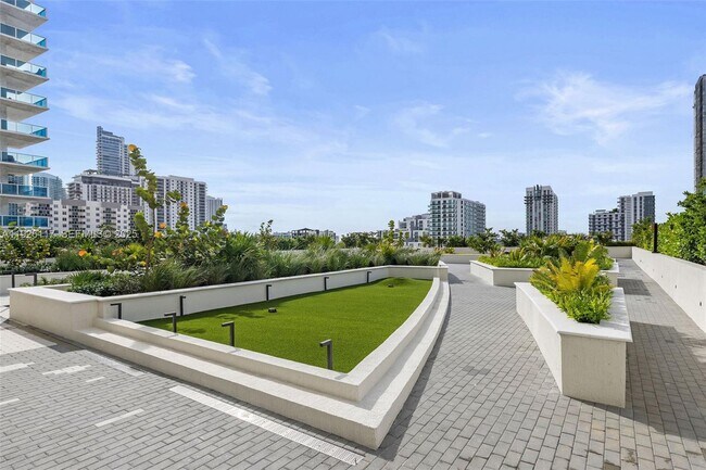 Building Photo - 665 NE 25th St