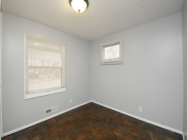 Building Photo - Spacious Living