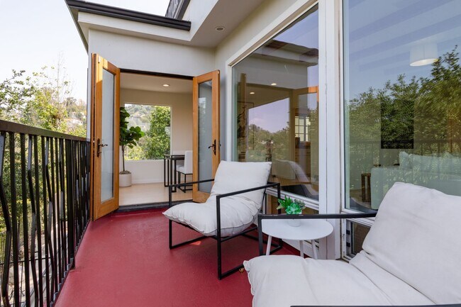 Building Photo - Beautiful Hollywood Hills Home For Lease!