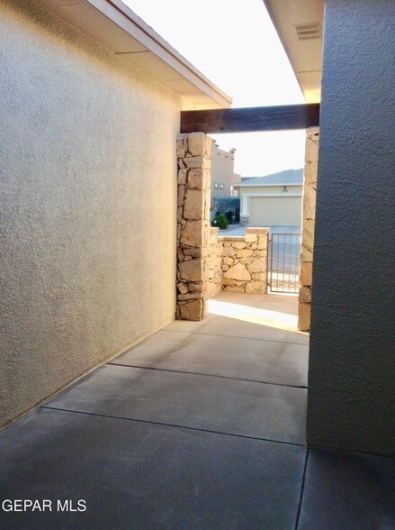 Building Photo - 6625 Cabana Del Sol Dr