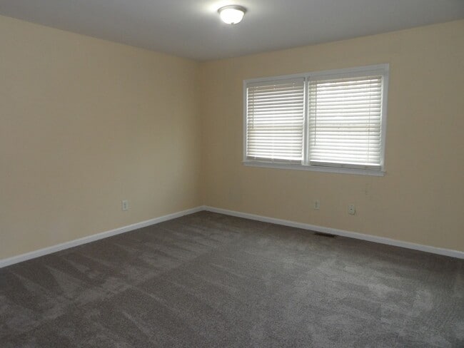 Building Photo - 408 Savage Dr