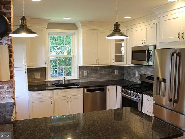 Building Photo - 744 Rydal Rd