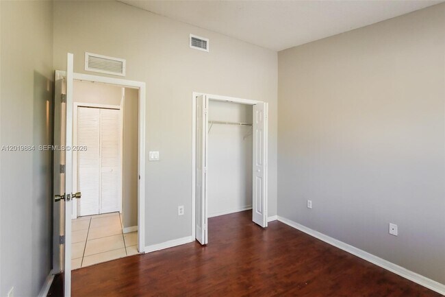 Building Photo - 925 NE 34th Ave