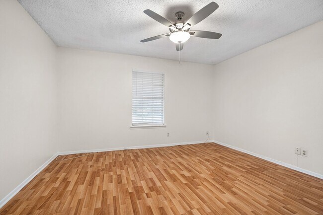Building Photo - 726 E Pecan St