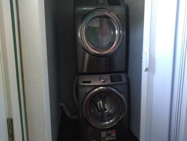 Building Photo - 1104 N Bedell Ave