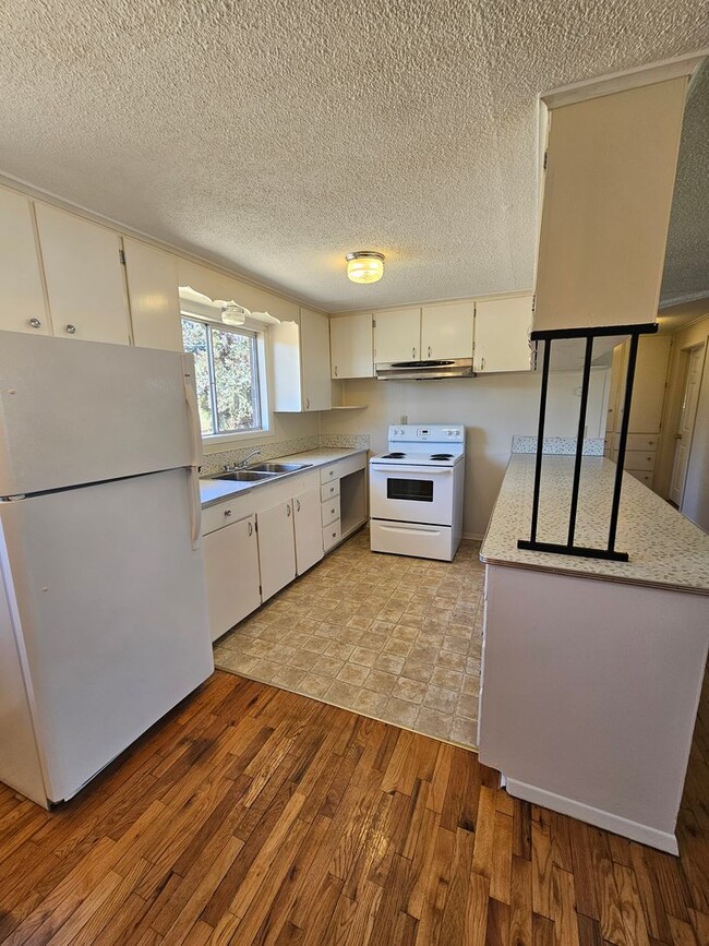 Building Photo - Charming Home on Quiet, Dead-End Street