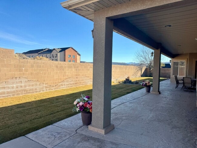 Building Photo - Premium home over looking the elko golf course.