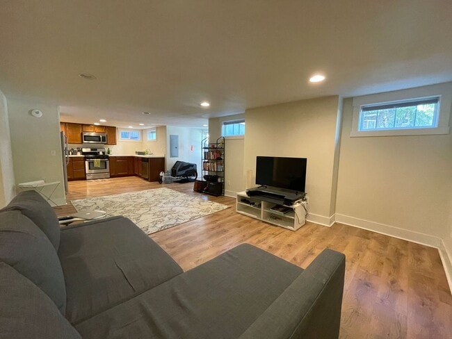 Building Photo - Fantastic Lower Duplex Unit with Washer/Dr...