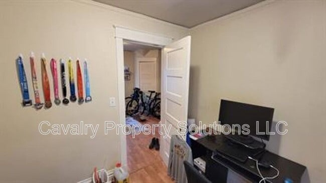 Building Photo - 617 E 8th St