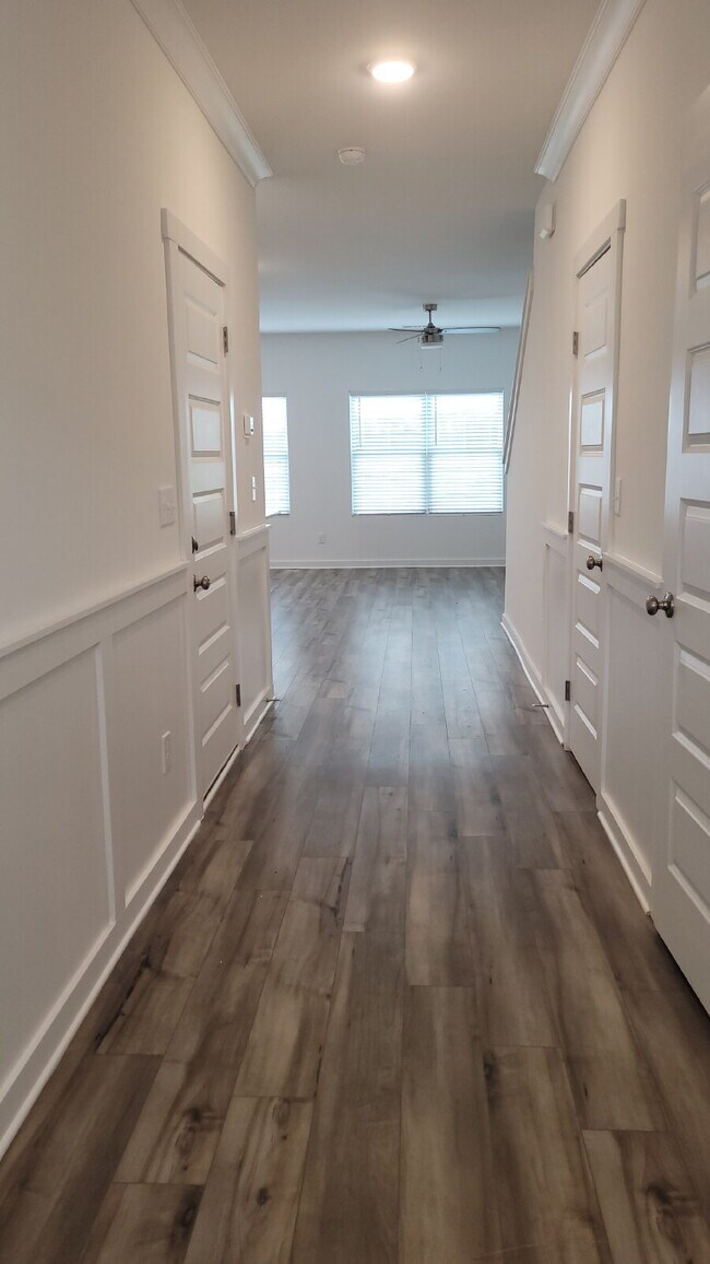 Building Photo - 7580 Discovery Pt Dr NW