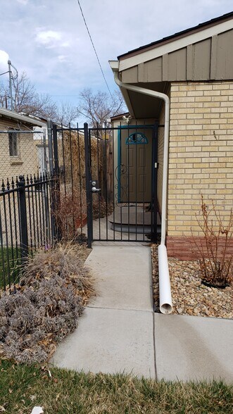 Security gate - 3250 Jasmine St