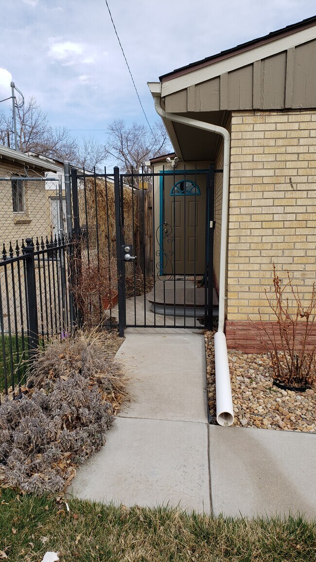 Security gate - 3250 Jasmine St