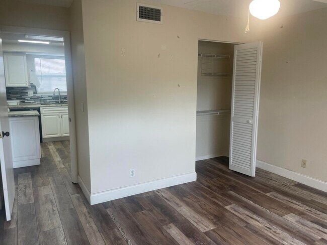 Building Photo - 729 Lori Dr