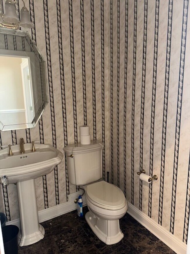 Building Photo - Fabulous Home in Gulf Breeze