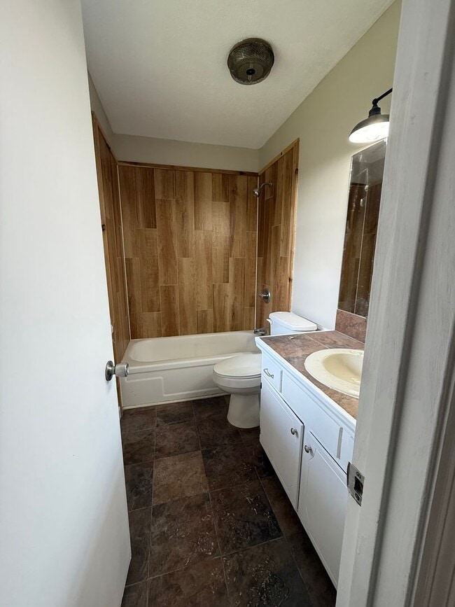 Building Photo - 3 BEDROOM 2 BATH HOUSE CENTRAL HEAT & AIR, UTILITIES ARE EGW, FENCED YARD, 2 CAR CARPORT, W/D HOO...