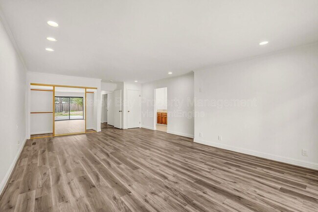 Building Photo - 4083 Sunset Ln