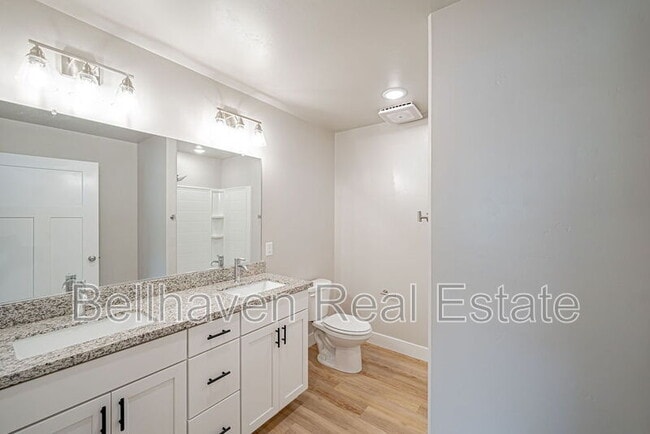 Building Photo - 380 S 3rd W