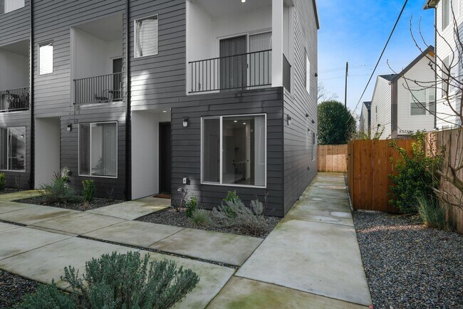 Building Photo - Vancouver Townhouses