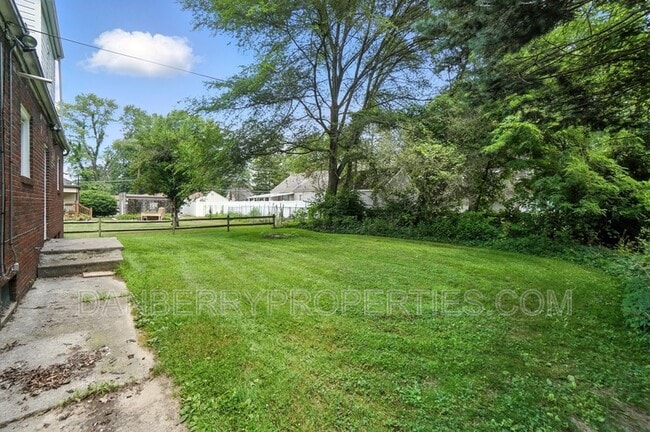 Building Photo - 822 Searles Rd