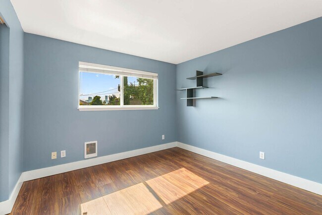Building Photo - 1717 5th Ave N