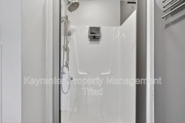 Building Photo - 10 Manor Ridge Ct