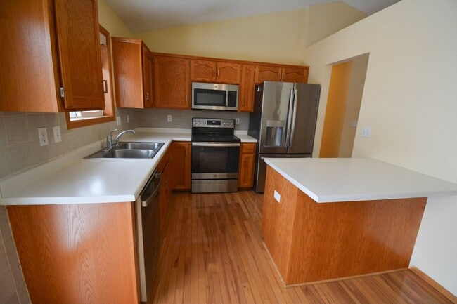 Building Photo - Bright 4 Bed, 2 Bath Home For Rent — Available Now!