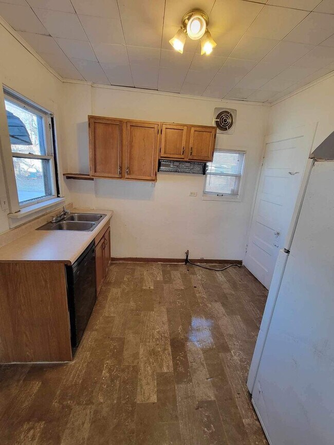 Building Photo - Charming 3 Bedroom Home Rent Ready