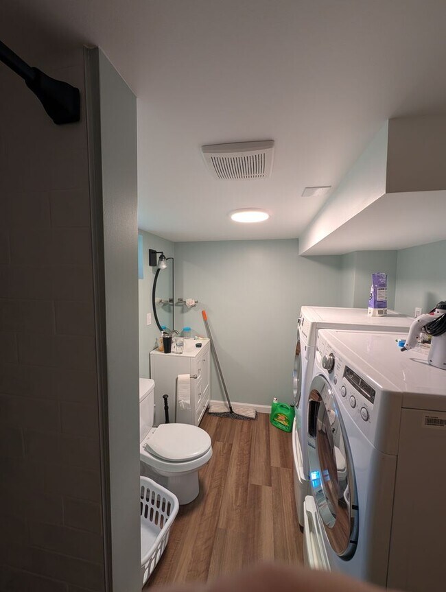Building Photo - Freshly painted 4 bed 2.5 bath home for rent in Broomfield