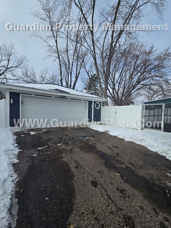 Building Photo - Move-in Special! Crystal Single Family Home, Fenced Yard, 2 Car Garage, Avail March